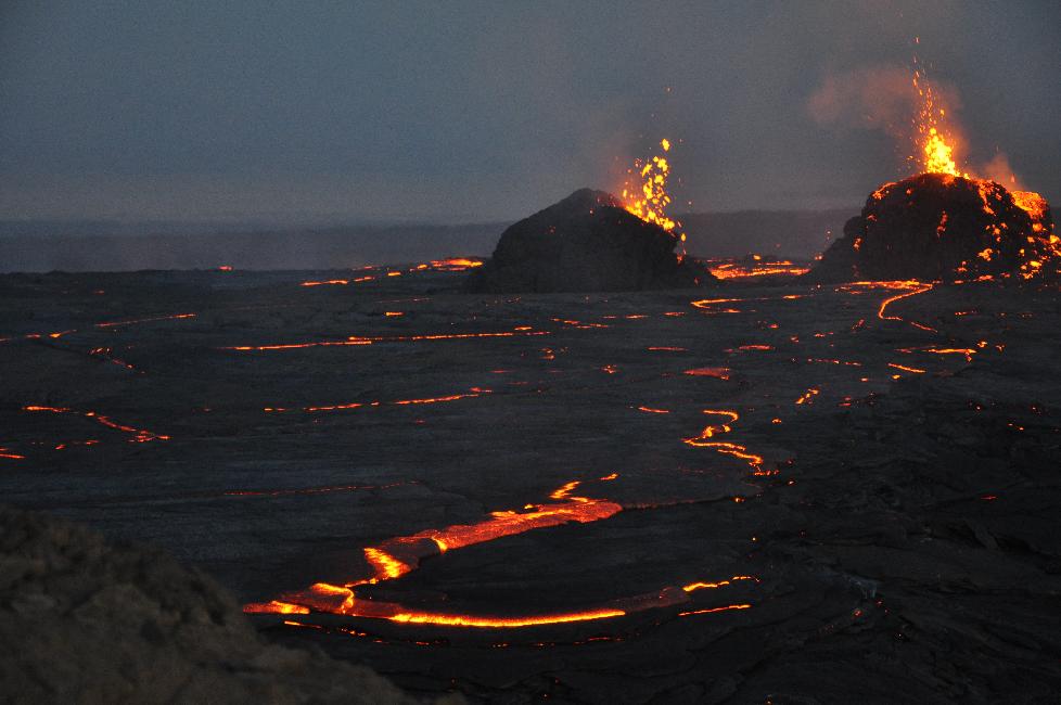 Sortie de lave, depuis les deux hornitos
