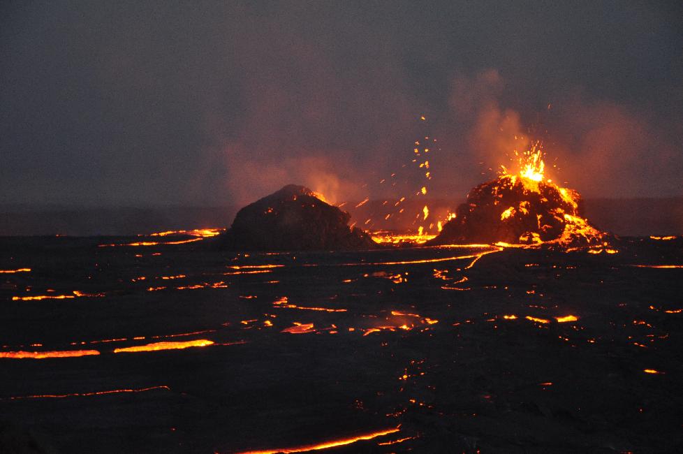 Sortie de lave, depuis les deux hornitos