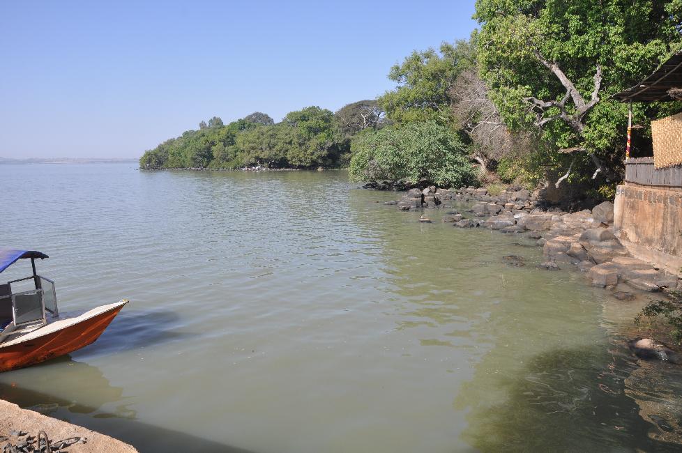 Arrivée au débarcadère de la presqu'île de Zeghié