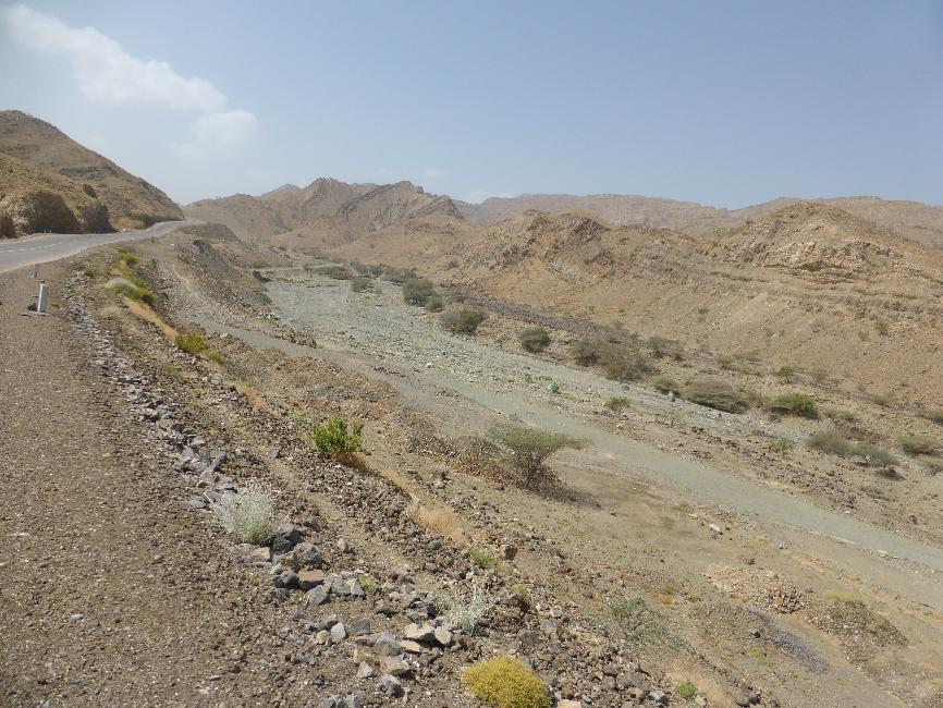 La nouvelle route surplombe l'ancienne piste, encore utilisée par les dromadaires