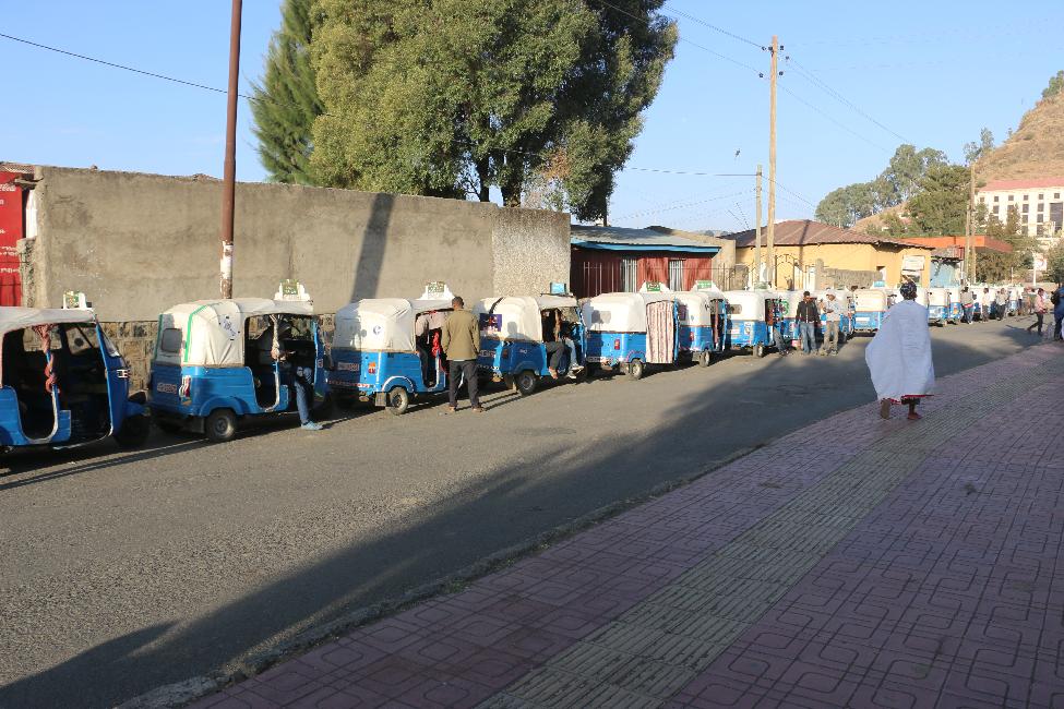 File de bajajs à la station-service
