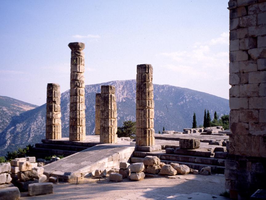 Temple d'Apollon ; le site de Delphes regroupe notamment des temples, des trésors, un gymnase, un stade