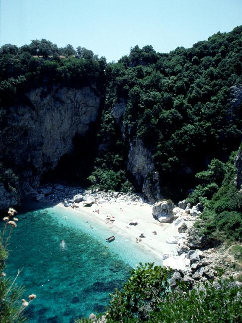 Cette plage de rêve est accessible à pied (1h30 de marche) ou par bateau