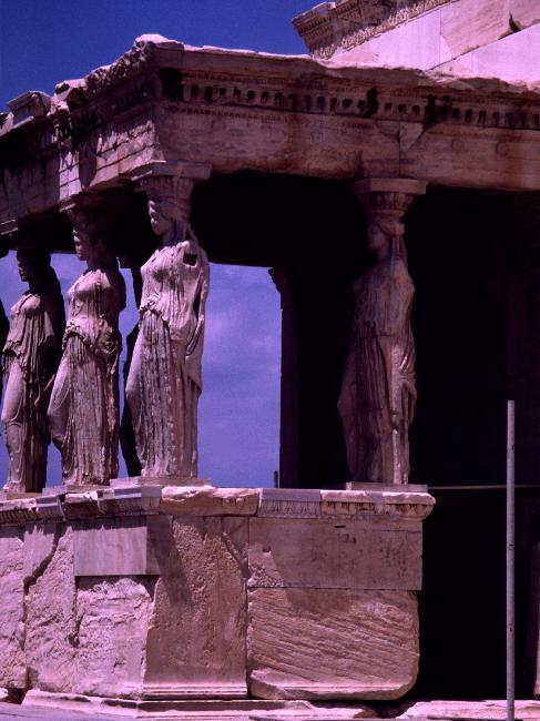 Portique des Caryatides ; l'Erechtheion, conçu pour abriter les cultes les plus anciens, a été construit à partir de -420