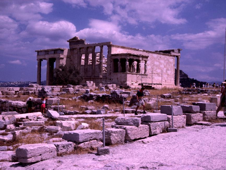 Vue sur l'Erechtheion ; l'ensemble de l'Acropole était alors en pleine restauration