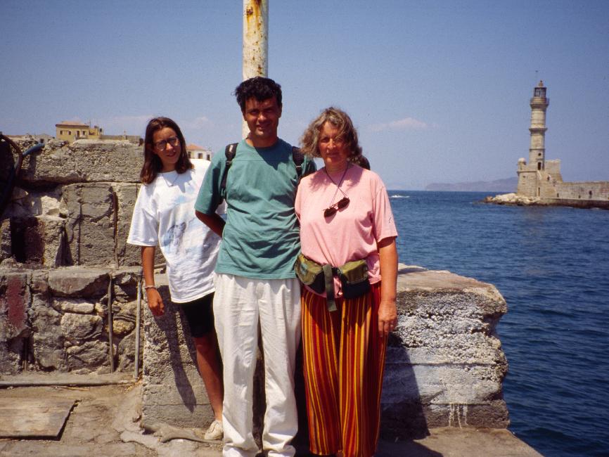 Devant le phare vénitien, restauré par les Egyptiens, Martine, Pierre et Michèle vous fixent....