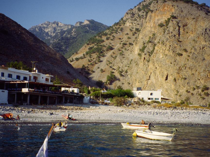 Tout est calme quand le flot de touristes descendant les gorges de Samaria est parti par le dernier ferry