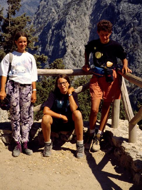 Sophie, Martine et Bruno, à l'arrivée, 1300m plus haut et 9h plus tard (y compris la sieste pour laisser passer le flot de touristes qui descendaient !)