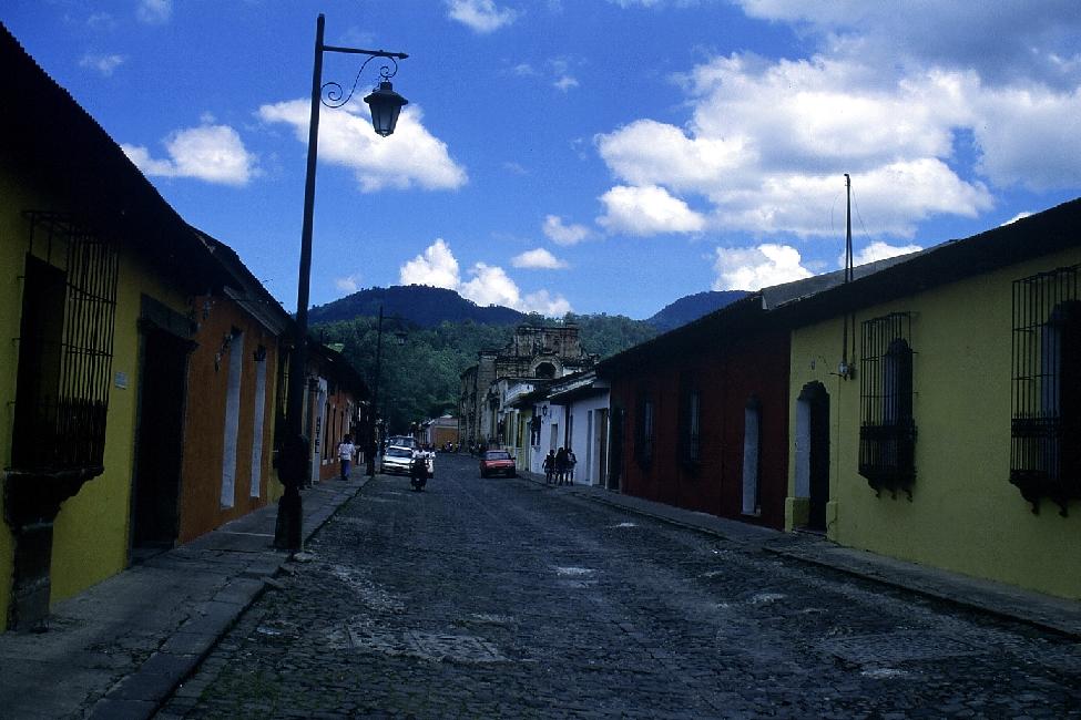 Une rue pavée de la ville