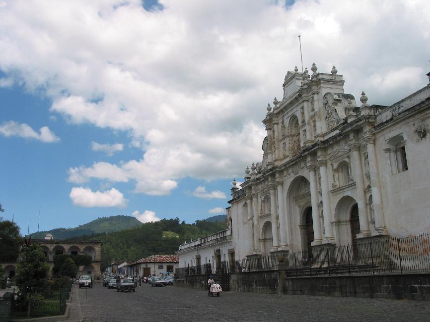 La place centrale et la cathédrale