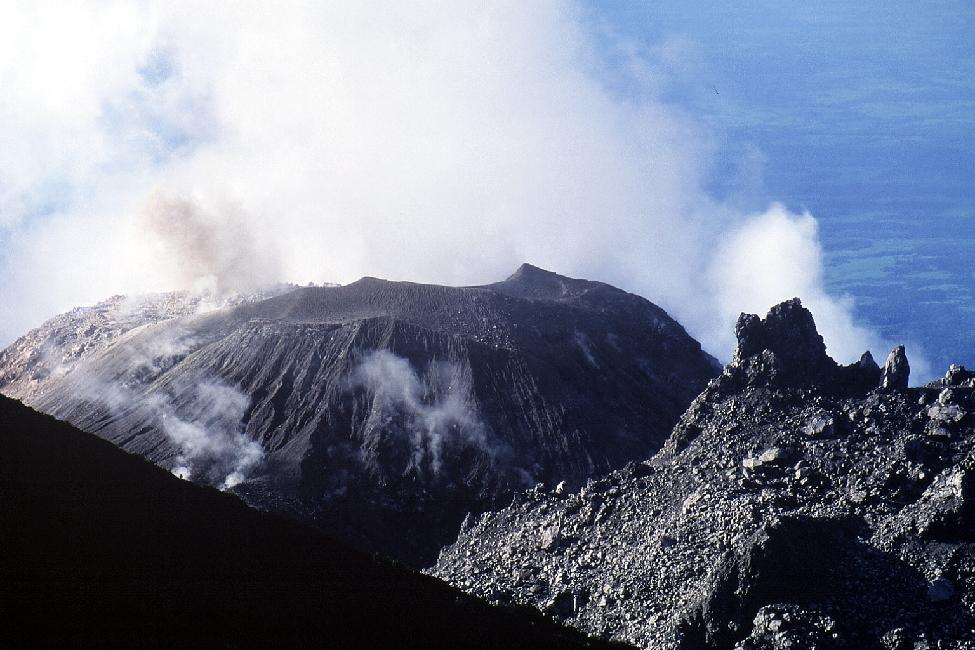 Au second plan, le dôme de lave visqueuse