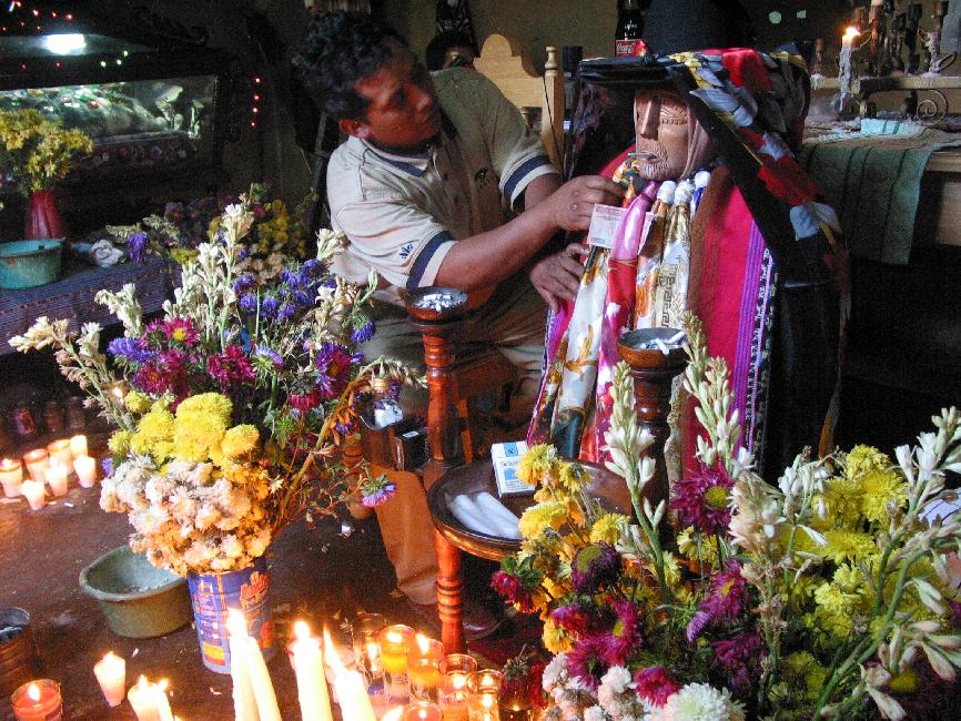 Maximon, saint objet d'un culte très actif des villageois