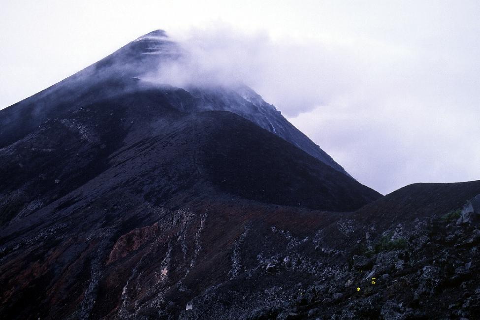Une courte éclaircie révèle des fumerolles qui s'élèvent du sommet