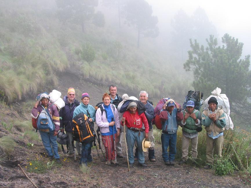 Le groupe et les porteurs, dans la descente