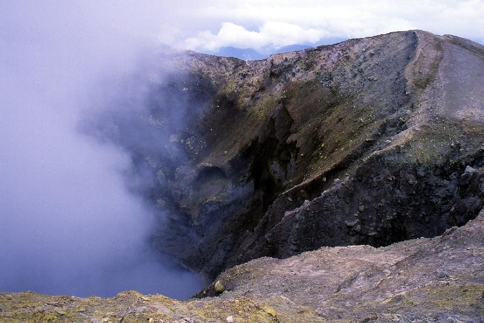 Vue vers le cratère