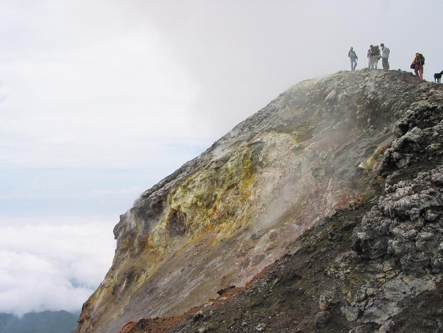 Sur la lèvre du volcan (le cratère est à droite, le vide à gauche)