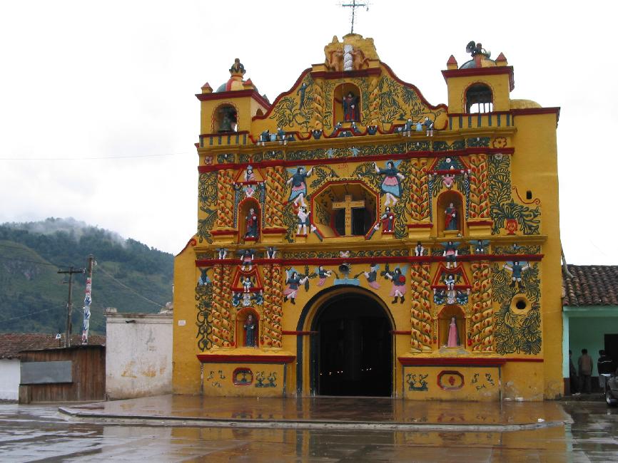 La curieuse façade de l'église de San Andreas Xecul