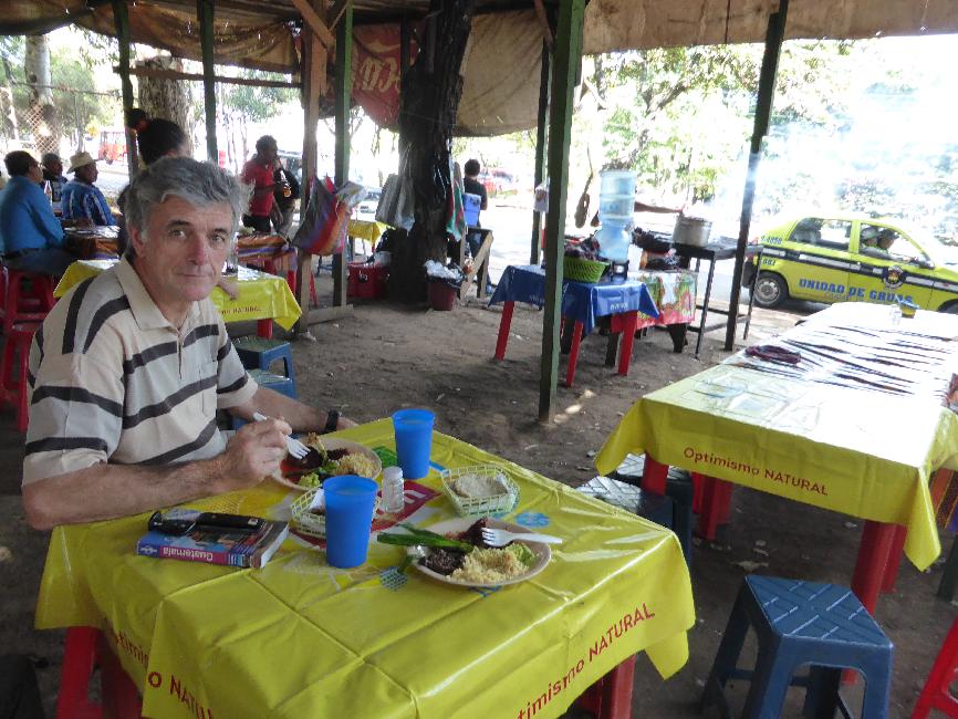 Repas dans un restaurant de rue