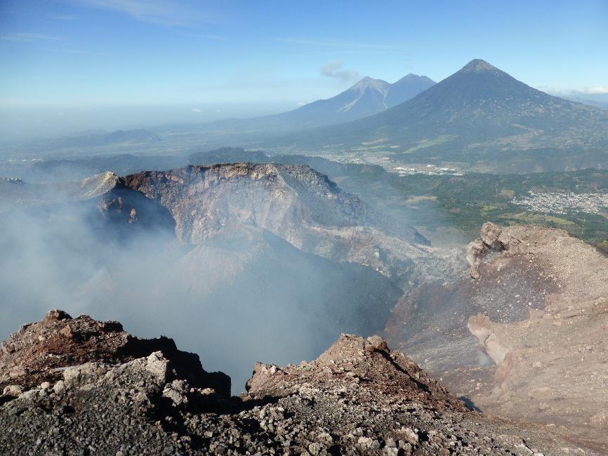Gaz dans le Pacaya, panache sur le Fuego