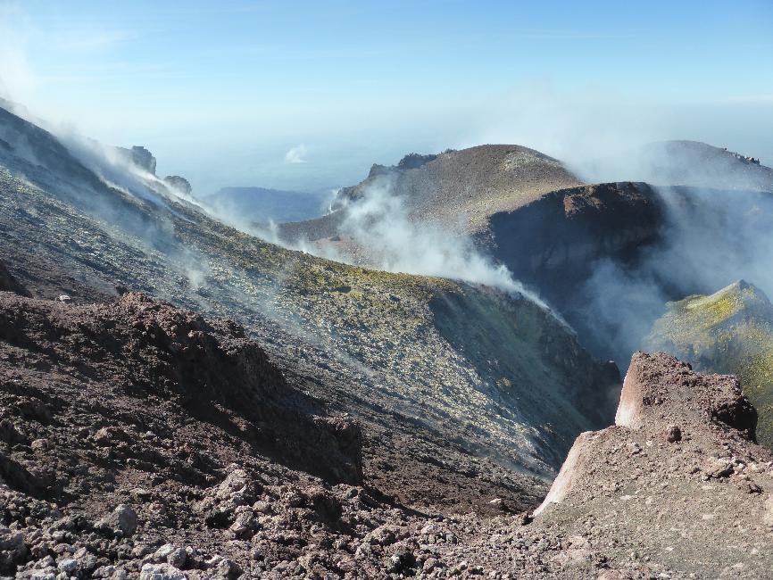 Fumerolles dans le cratère