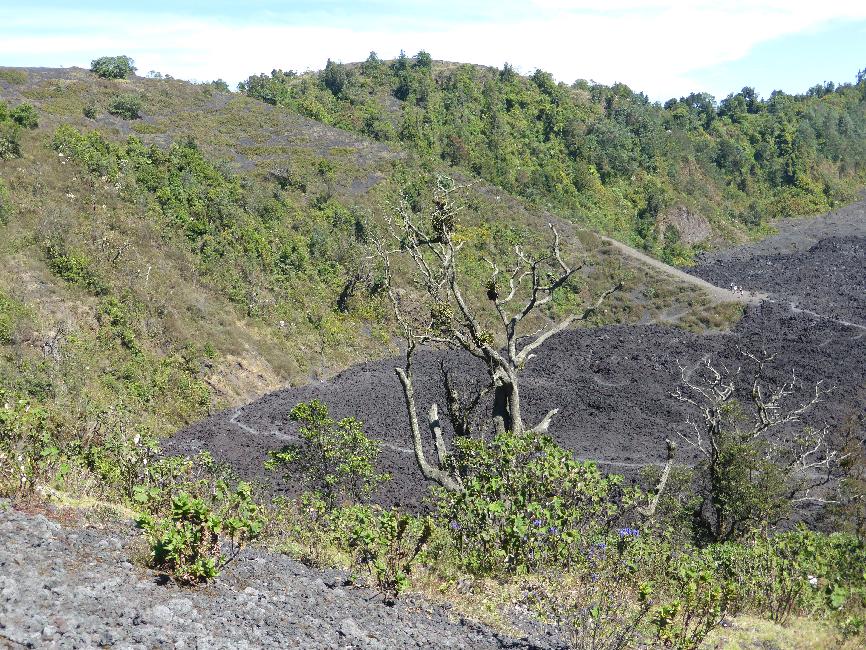 La coulée a buté contre la paroi de la caldeira