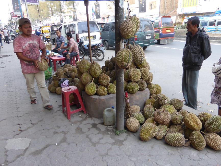 Vendeurs de durians ; nous n'avons pas eu envie de goûter, malgré l'insistance du vendeur