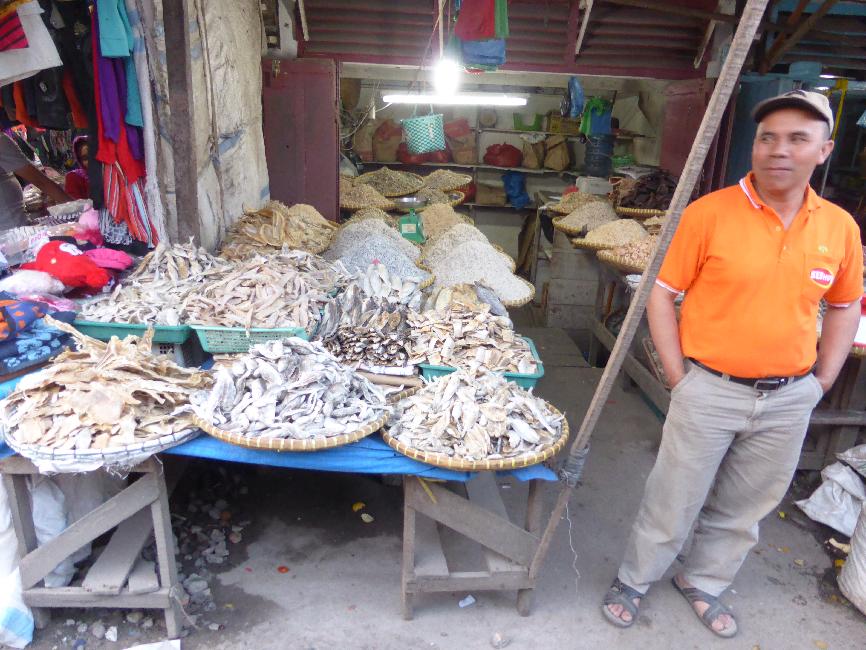 Stand de poissonnier, sur le marché. Pas frais, mon poisson ???