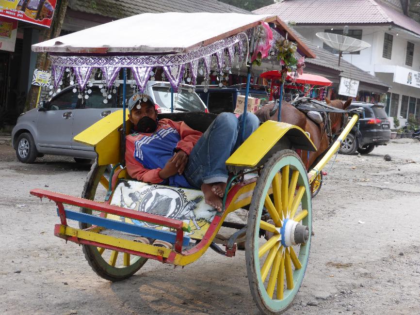Scènes de rue à Berastagi
