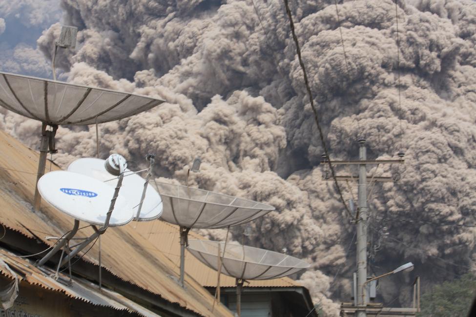 Les chamignons de cendres et de gaz grossissent à une vitesse impressionnante