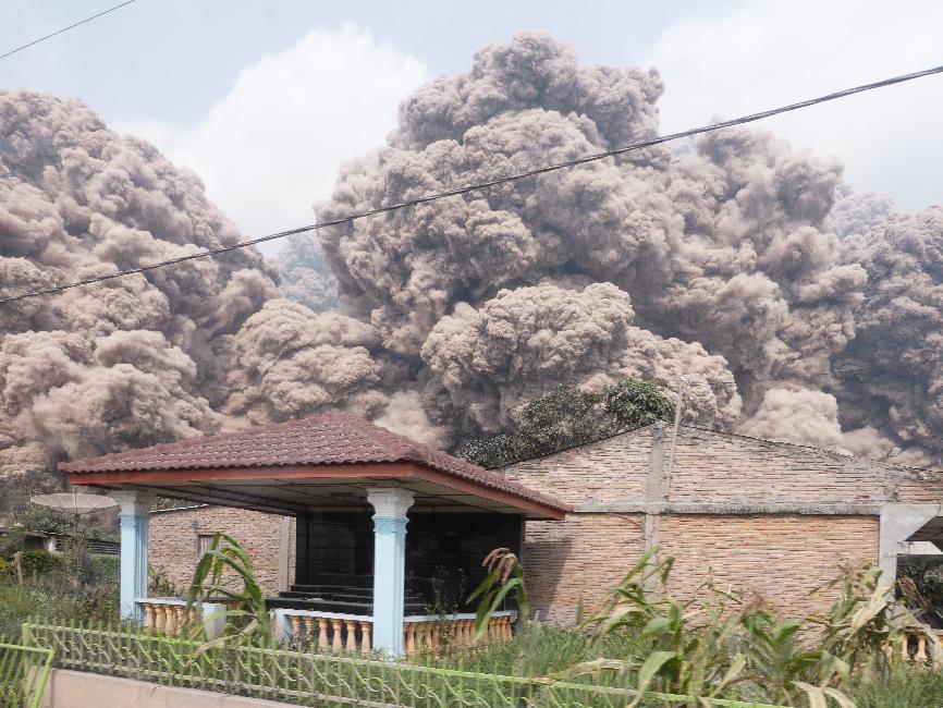 En voiture, nous longeons la nuée