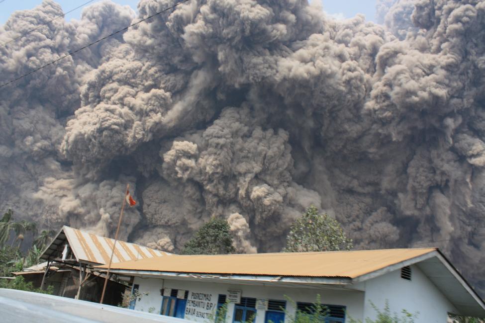 La nuée s'élève mais cesse de progresser