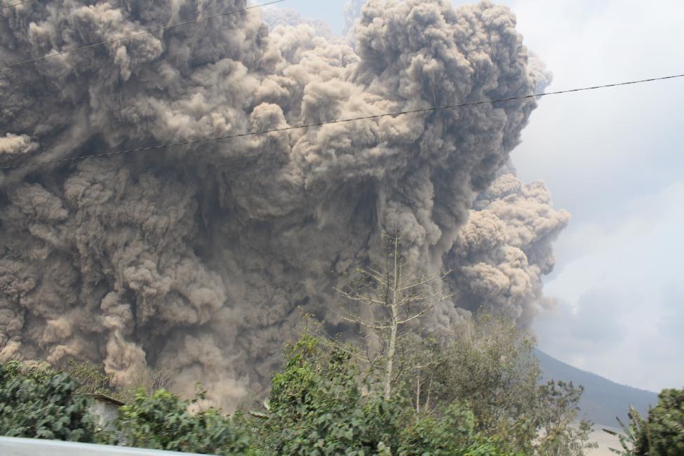 Le volcan est totalement masqué par la nuée ardente