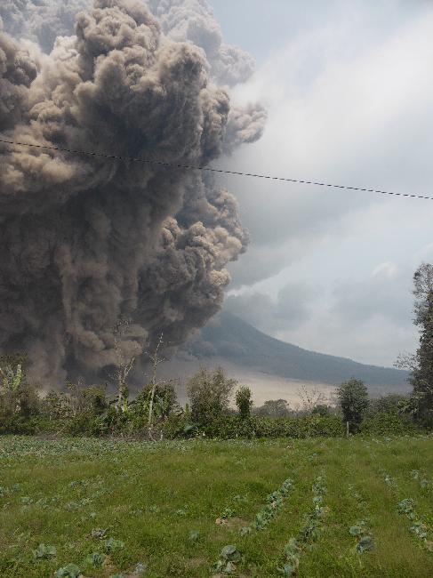 Nous arrêtons la voiture ; on distingue un nuage blanc qui s'élève du sol