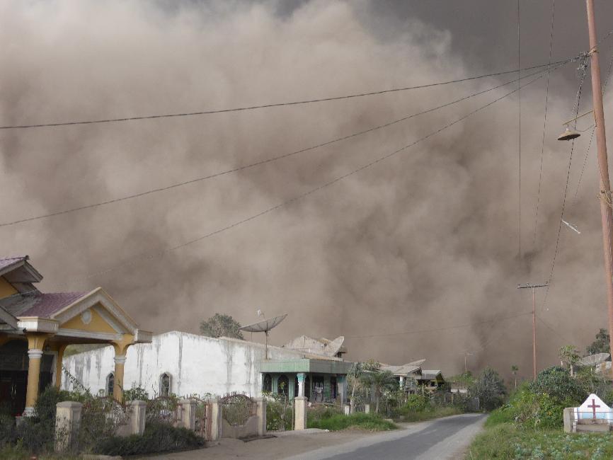 Nous reprenons la voiture, et faisons la course avec le nuage de cendres....