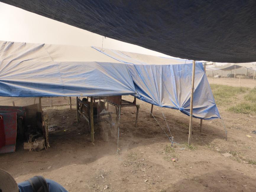 Secouer la cendre évite aux bâches de s'effondrer sous le poids des cendres