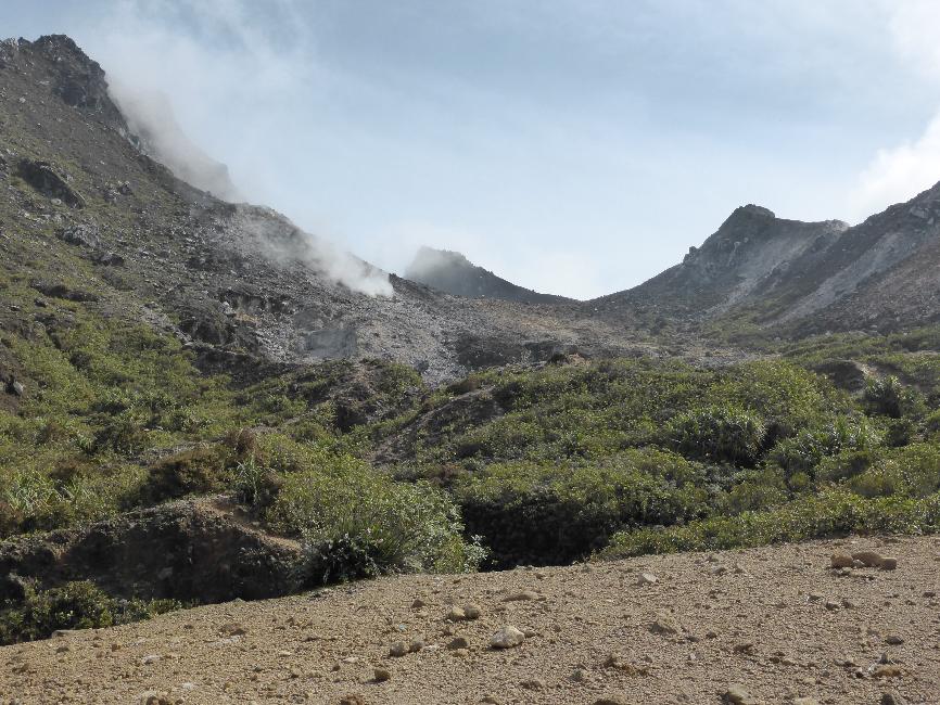Nous entrons dans le cratère, dans la zone des fumerolles