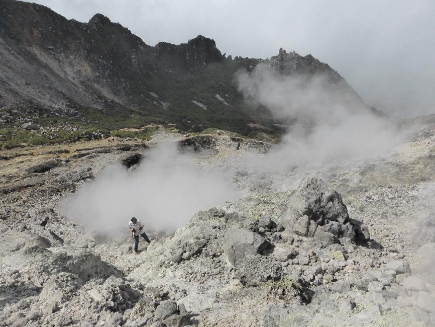 Toujours plus près des fumerolles