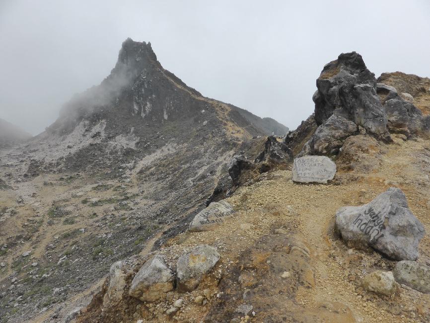 Sur la crête du volcan