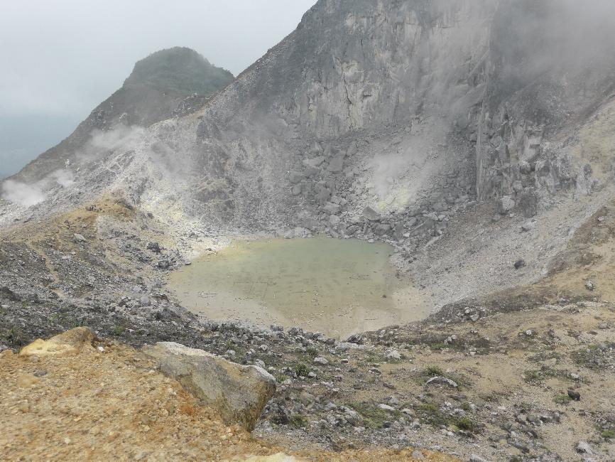 Vue sur le cratère, depuis la crête