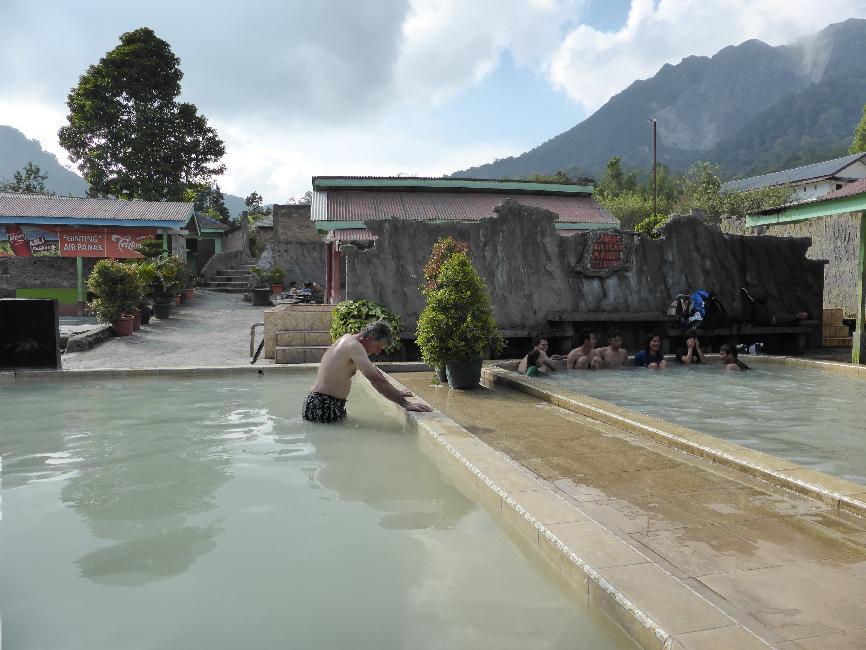 Détente bien méritée dans les bains chauds de Rajaberneh