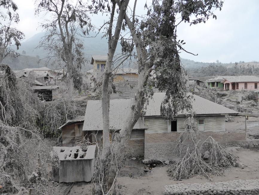 Village abandonné, dans un film en noir et blanc