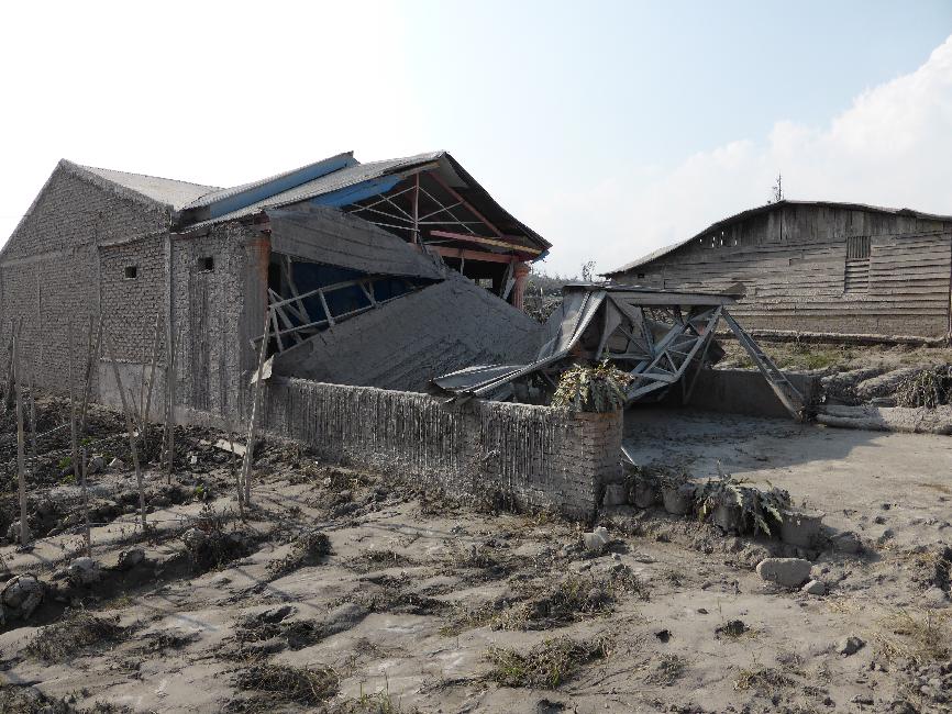 Hangar effondré, malgré sa structure métallique