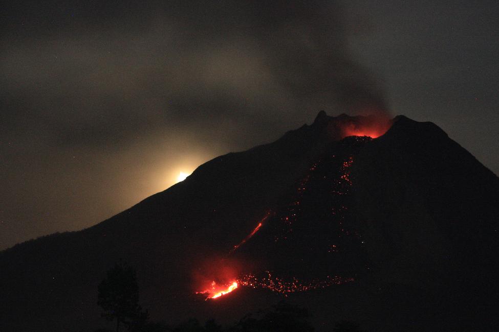 Vue nocturne sur le volcan