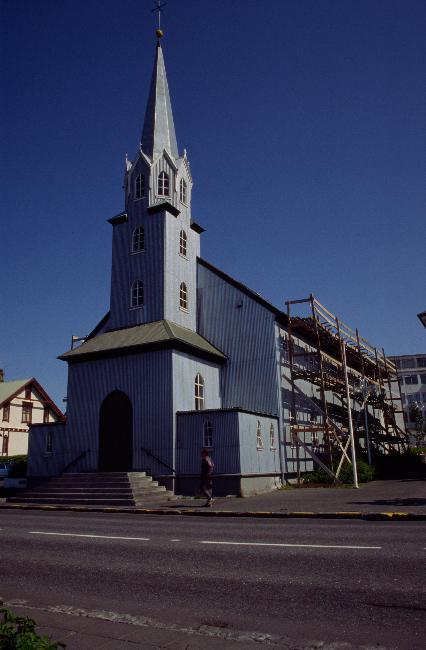 Architecture de tôle ondulée originale, mais apparamment efficace 