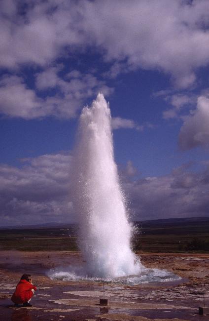 Le geyser en éruption 
