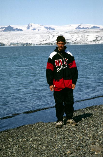 Bruno dans la lagune de Jokulsarlon 
