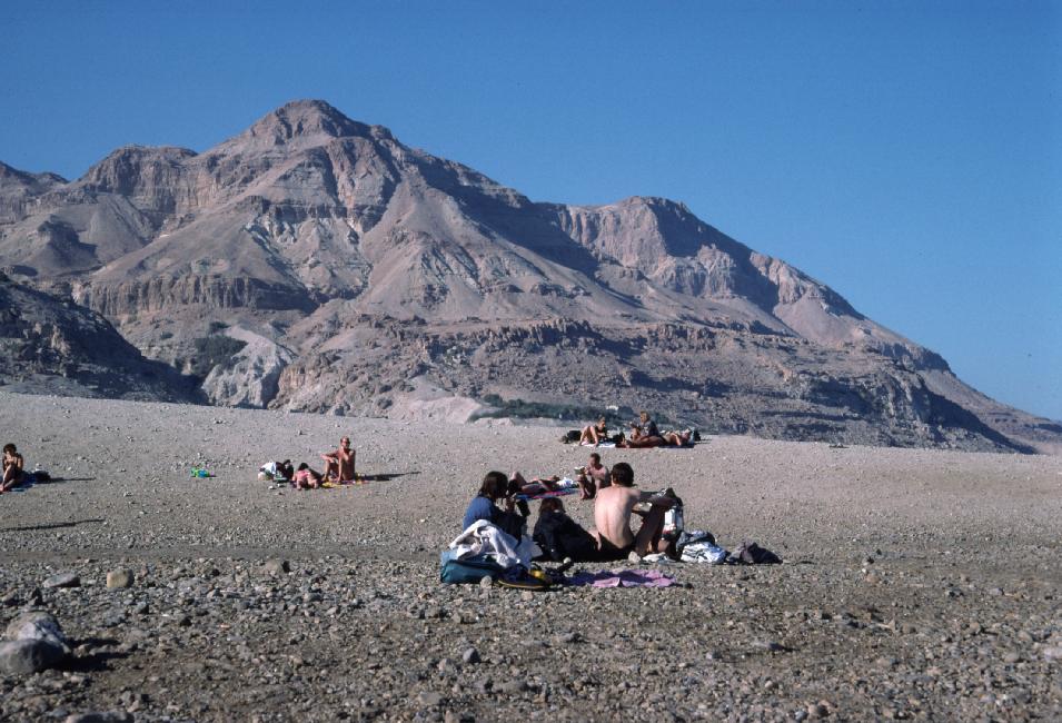 Sous les pavés, la plage.... et à côté, la Mer Morte