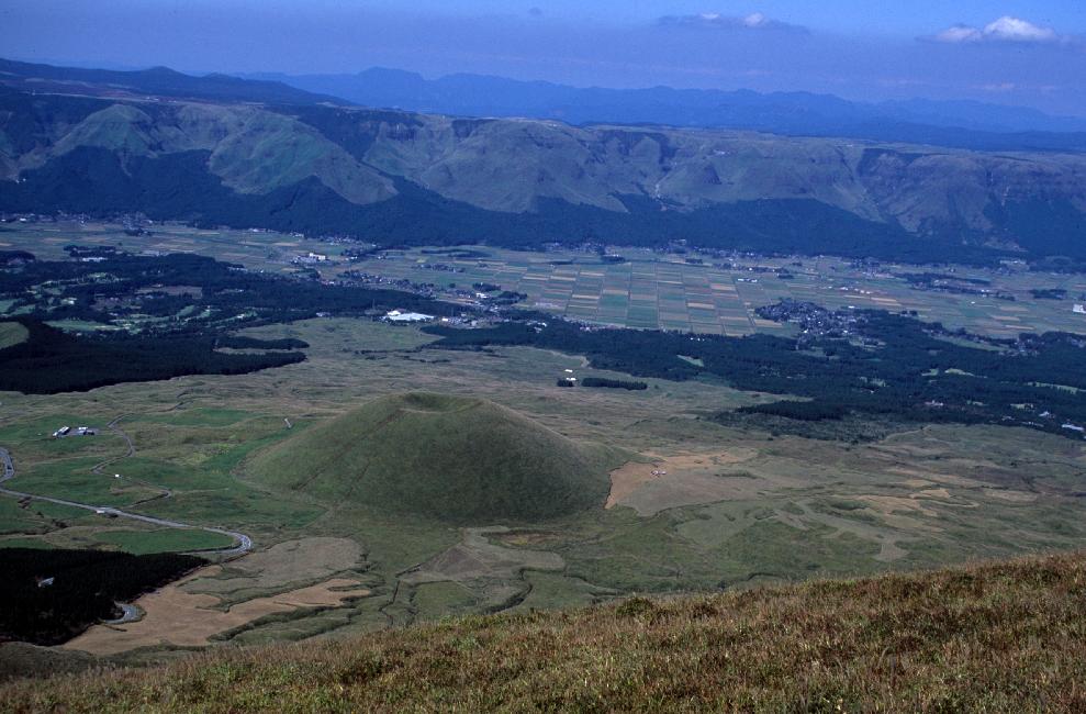 Un parfait cône de scories, à l'intérieur du cratère de l'Aso.