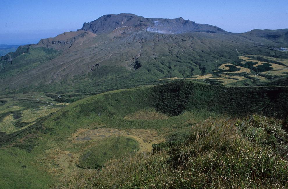 Vue vers les fumerolles du Naka Dake, au fond