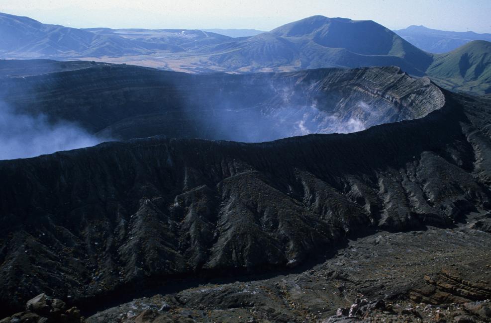 A droite, acide sulfurique ; à gauche, vapeur d'eau...